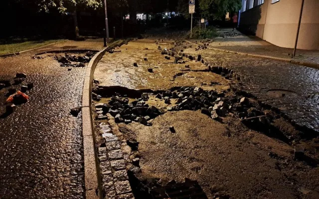 Centrem Týna nad Vltavou se prohnala velká voda. Foto: David Slepička