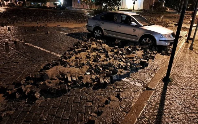 Centrem Týna nad Vltavou se prohnala velká voda. Foto: David Slepička