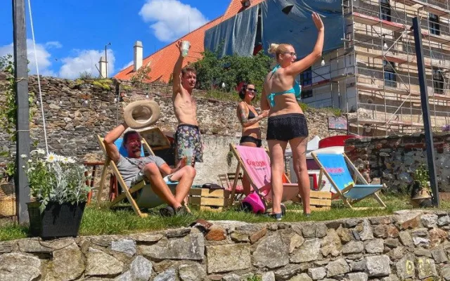 V Krumlově u řeky vedle pivovaru vzniká nová relaxační zóna Náplavka