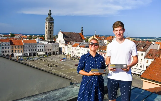 Mistryně Evropy jachtařka Michaela Pavlišová na VŠTE studuje obor Technologie a řízení dopravy, zatímco Tomáš Švejda, několikanásobný mistr republiky v badmintonové čtyřhře, obor Podniková ekonomika.