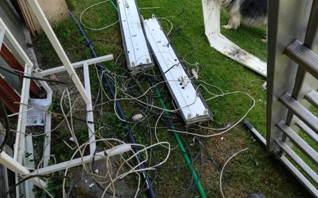 Kulový blesk poškodil omítky, strop, zdivo, zasklení verandy a vypálil elektrorozvod v domě i se spotřebiči.