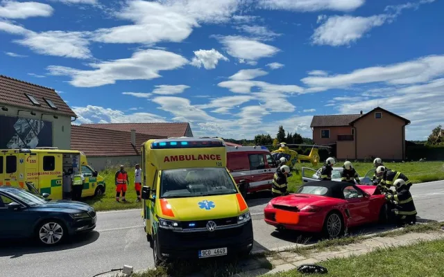 U Češnovic se srazila dvě osobní auta. Tři lidé se zranili