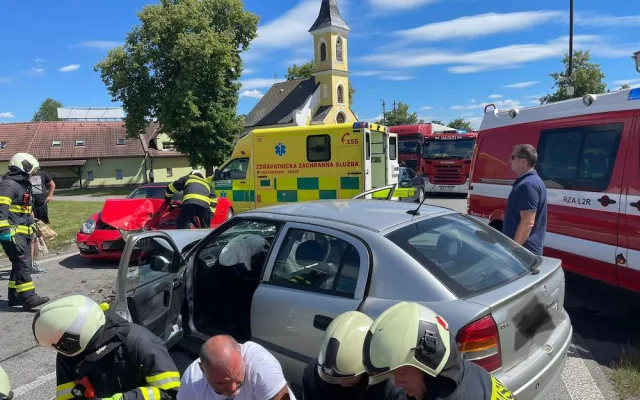 U Češnovic se srazila dvě osobní auta. Tři lidé se zranili