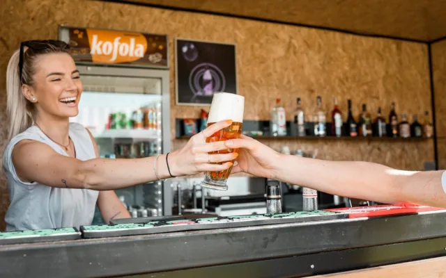 Bistro se širokou nabídkou osvěžujících drinků a jídla
