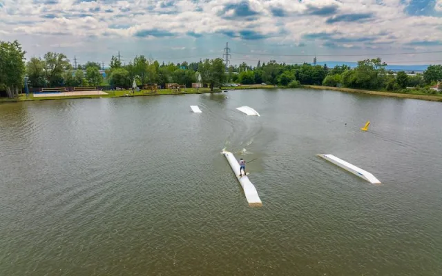 Funbox, kicker, tubesystem a pussybox; překážky, které prověří každého wakeboardistu