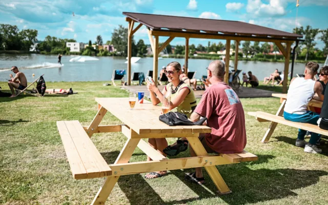 Příjemné posezení s výhledem na wakepark