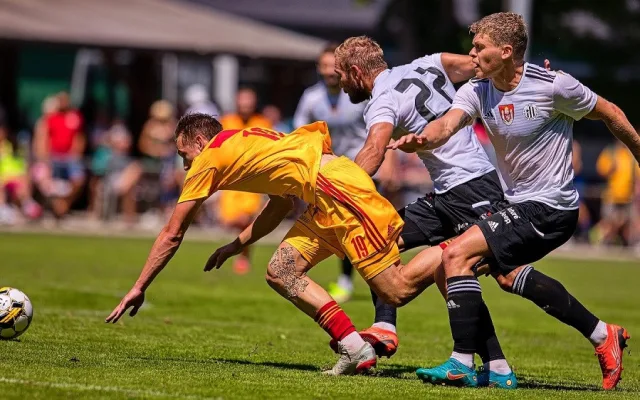 Martin Sladký (22) a Jakub Švec v přípravném utkání s Duklou Praha. Foto: Petr Tibitanzl