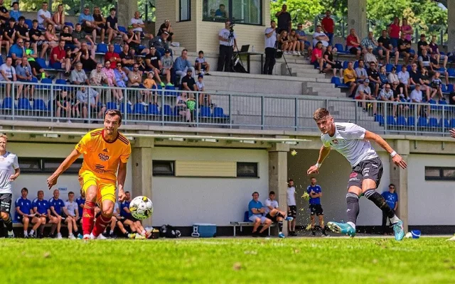 Jakub Matoušek (vpravo) si v přípravném utkání s Duklou Praha připsal přesný zásah. Foto: Petr Tibitanzl