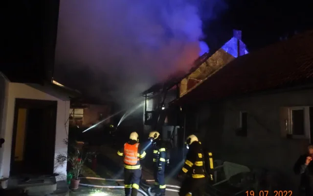 Ve Strážkovicích hořela stodola. Škoda je jeden milion korun