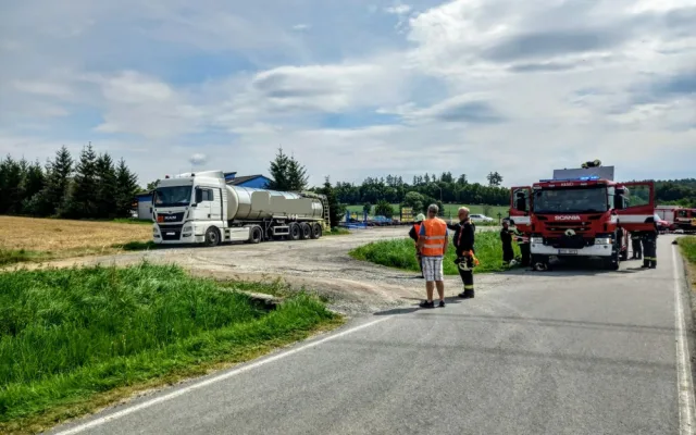 Z cisterny na silnici za Pískem unikla síra. Provoz je omezený