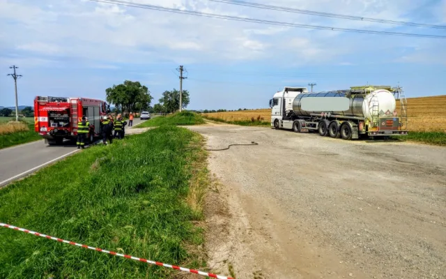 Z cisterny na silnici za Pískem unikla síra. Provoz je omezený