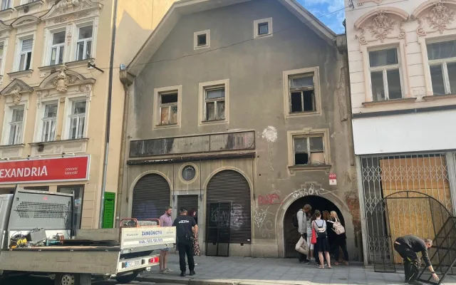 V centru Českých Budějovic začalo vyklízení domu, který obývají lidé bez domova