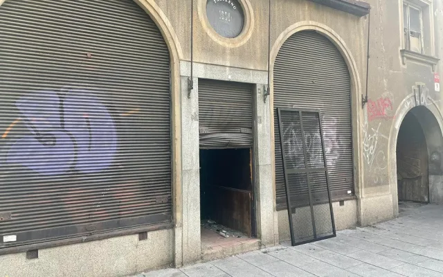 V centru Českých Budějovic začalo vyklízení domu, který obývají lidé bez domova