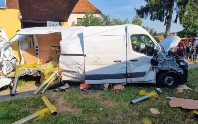 V Protivíně se srazil vlak s dodávkou. Provoz na trati je omezený