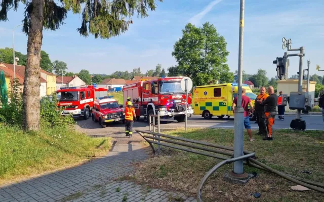 V Protivíně se srazil vlak s dodávkou. Provoz na trati je omezený
