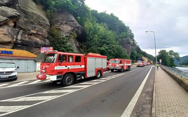 Na pomoc Hřensku vyrazili i jihočeští hasiči