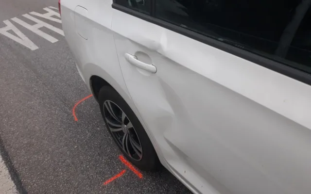 Ženu na sdílené koloběžce srazilo auto. Přejížděla přechod pro chodce