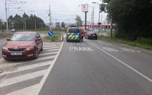 Ženu na sdílené koloběžce srazilo auto. Přejížděla přechod pro chodce