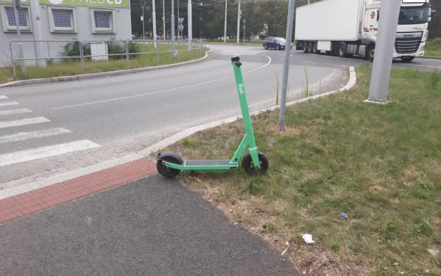 Ženu na sdílené koloběžce srazilo auto. Přejížděla přechod pro chodce