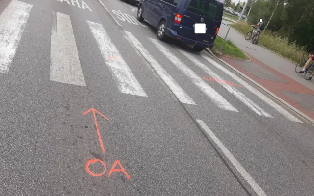 Ženu na sdílené koloběžce srazilo auto. Přejížděla přechod pro chodce