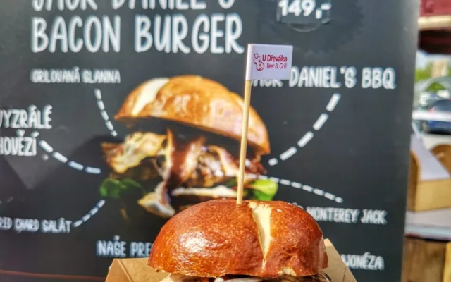 Burger Street Festival veze do Budějc více než tunu hovězího