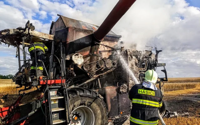 Na Jindřichohradecku začal hořet kombajn a pole. Škoda přesáhla devět milionů korun