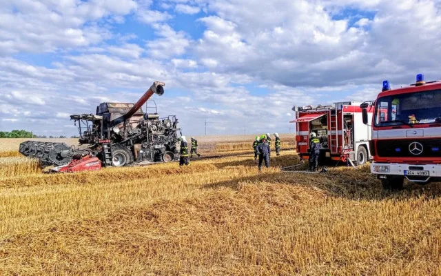 Na Jindřichohradecku začal hořet kombajn a pole. Škoda přesáhla devět milionů korun