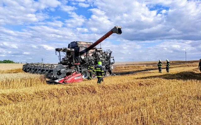 Na Jindřichohradecku začal hořet kombajn a pole. Škoda přesáhla devět milionů korun