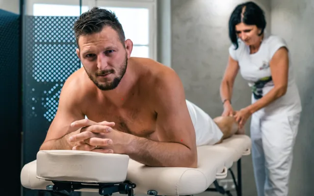 Pivní lázně Svijany lákají na koupel v dubových vanách