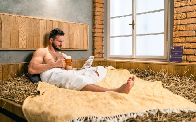 Pivní lázně Svijany lákají na koupel v dubových vanách