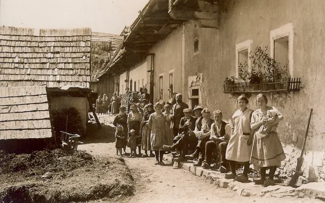 Obyvatelé Huťského Dvora před hospodářským dvorem.