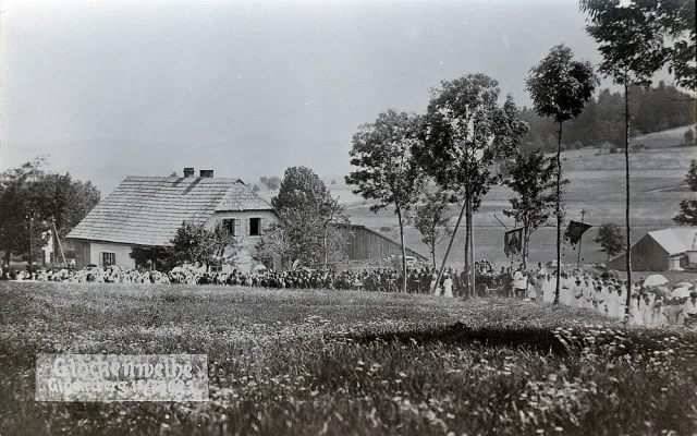Průvod kráčející ke kostelu při svěcení zvonů v roce 1923.