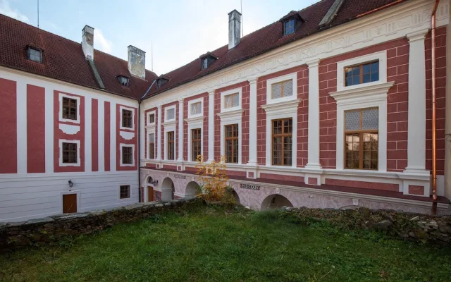 Zrekonstruovaná fasáda příčného křídla zámku Vimperk na II. nádvoří