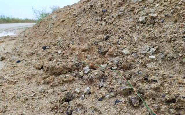 Přes tisíc kilo trhaviny, 270 náloží. ŘSD odstřelovalo zeminu na stavbě odpočívky