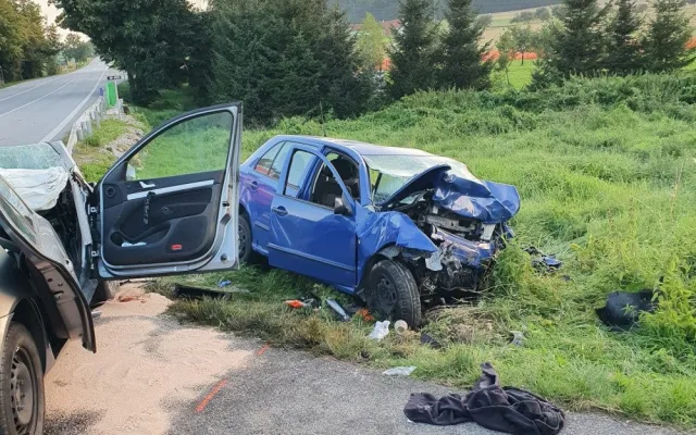Na Českokrumlovsku se srazila dvě auta. Tři lidé zemřeli
