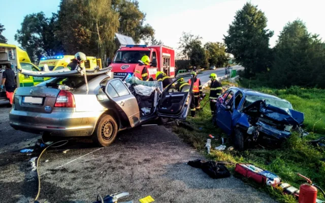 Na Českokrumlovsku se srazila dvě osobní auta. Tři lidé zemřeli