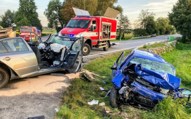 Na Českokrumlovsku se srazila dvě osobní auta. Tři lidé zemřeli
