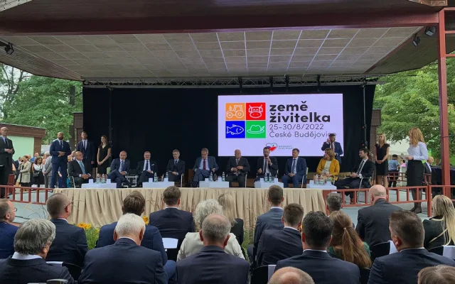 Slavnostního zahájení se zúčastnili zleva primátor Jiří Svoboda (ANO), hejtman Martin Kuba (ODS), předseda Senátu Miloš Vystrčil (ODS) či prezident Miloš Zeman a další.