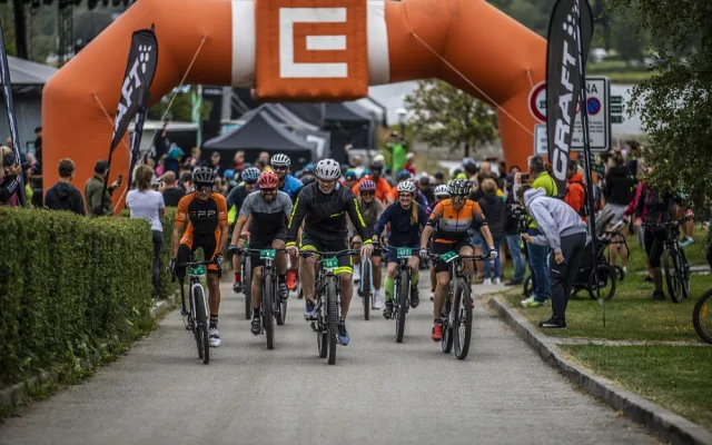 Na kole s ČEZ Kolem Lipna vyrazily stovky závodníků a více než desítka profesionálních sportovců