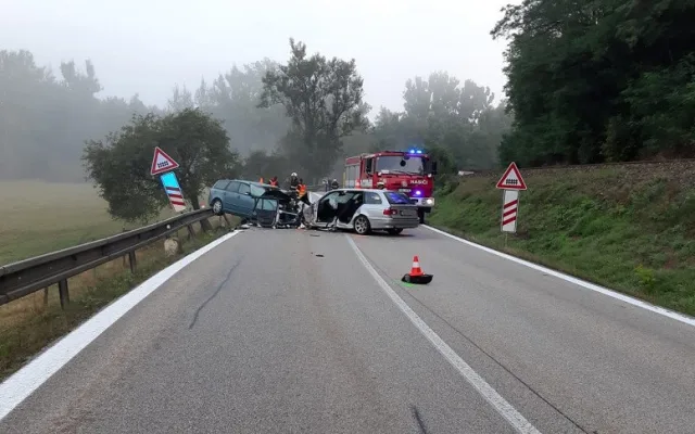 Hasiči vyprošťovali jednoho člověka po čelním střetu dvou aut na Strakonicku