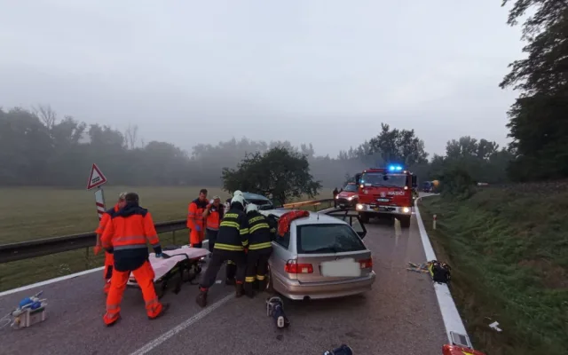 Hasiči vyprošťovali jednoho člověka po čelním střetu dvou aut na Strakonicku