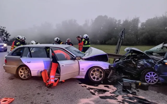 Hasiči vyprošťovali jednoho člověka po čelním střetu dvou aut na Strakonicku