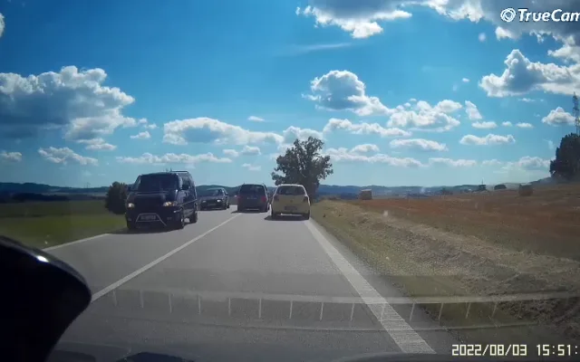 VIDEO: Při předjíždění poškodil osobní auto. Policie hledá řidiče a svědky události