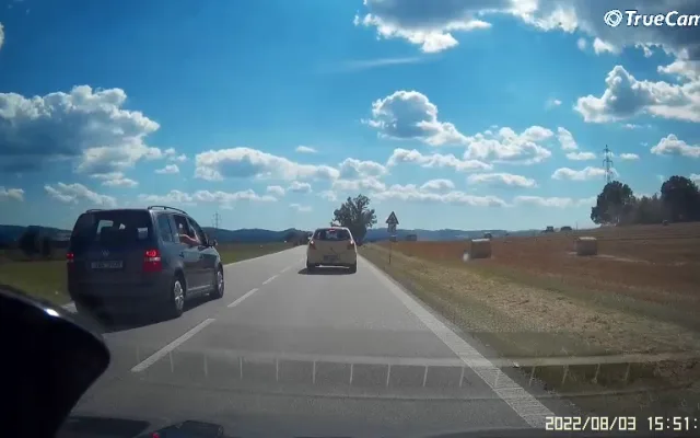 VIDEO: Při předjíždění poškodil osobní auto. Policie hledá řidiče a svědky události