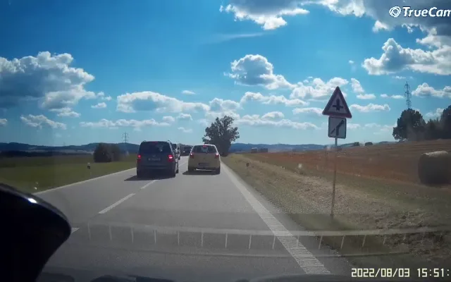 VIDEO: Při předjíždění poškodil osobní auto. Policie hledá řidiče a svědky události