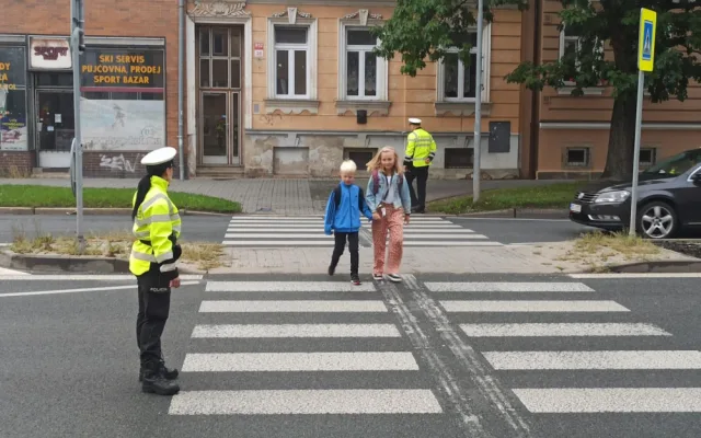 Děti se vrátily do školních lavic. Na přechodech pro chodce dohlíželi policisté