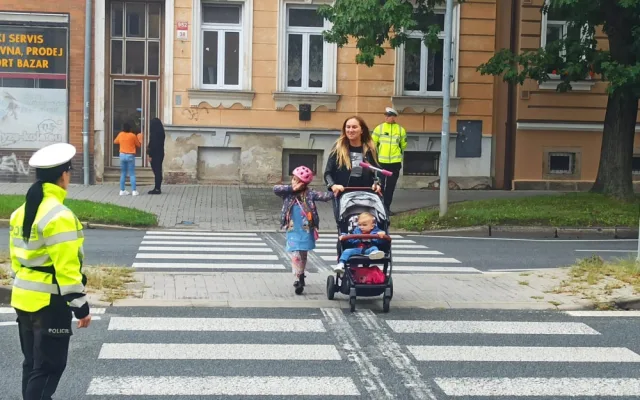 Děti se vrátily do školních lavic. Na přechodech pro chodce dohlíželi policisté