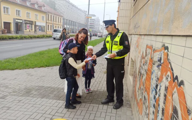 Děti se vrátily do školních lavic. Na přechodech pro chodce dohlíželi policisté