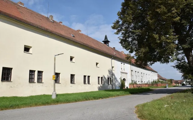 Dvůr Milenovice