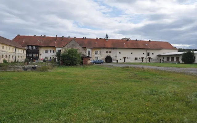 Dvůr Milenovice
